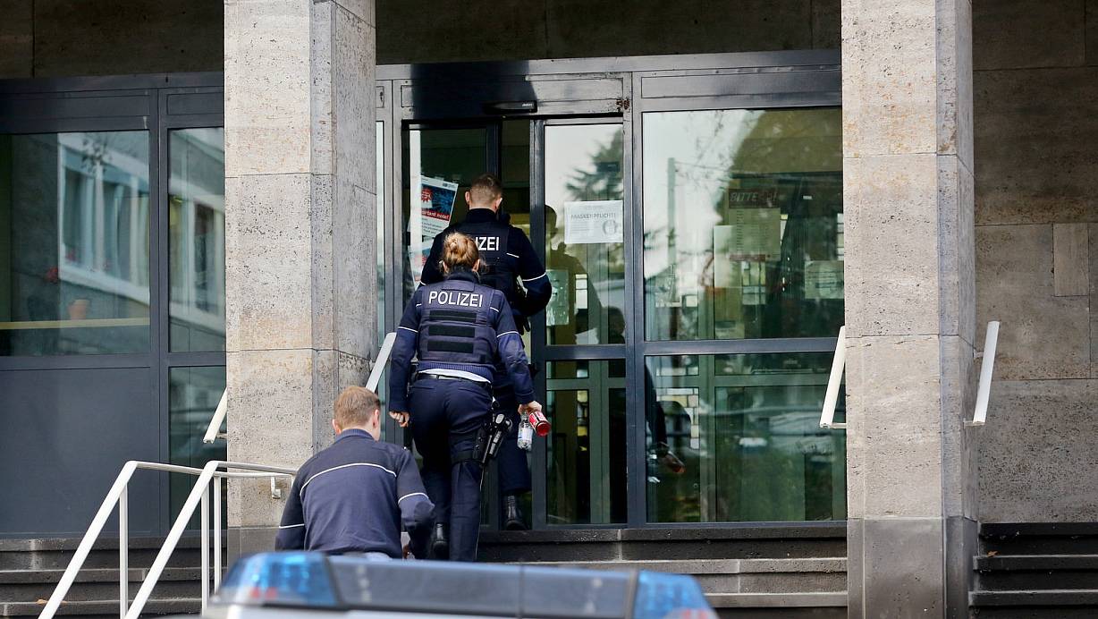 Polizisten bei einer Durchsuchung des Polizeipräsidiums Mülheim. | © picture alliance/dpa