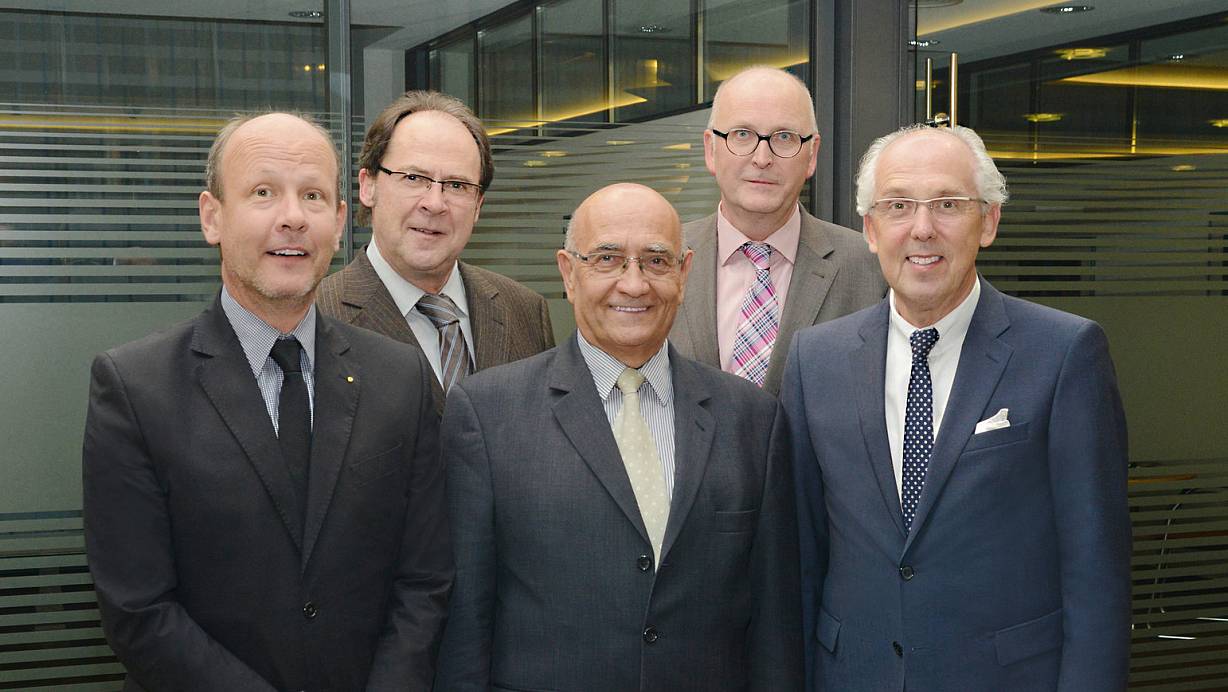 Im Amt: Freuen sich auf eine weiterhin gute Zusammenarbeit: Joachim Pahn (v. l.), Horst Schubert, Bernd Seibert, Wolfgang Mertens und Ulrich Bittihn. | © Foto: Volksbank