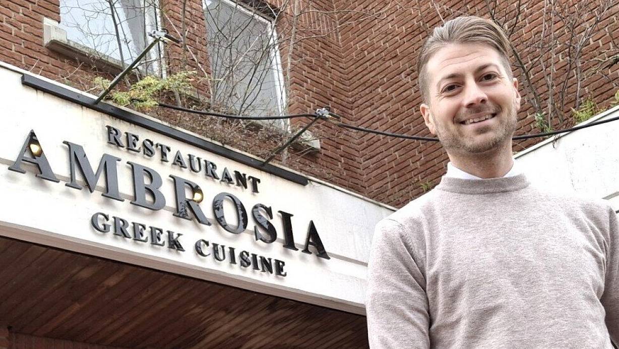 Denis Pankratz vor seinem griechischen Restaurant in Enger. | © Meiko Haselhorst