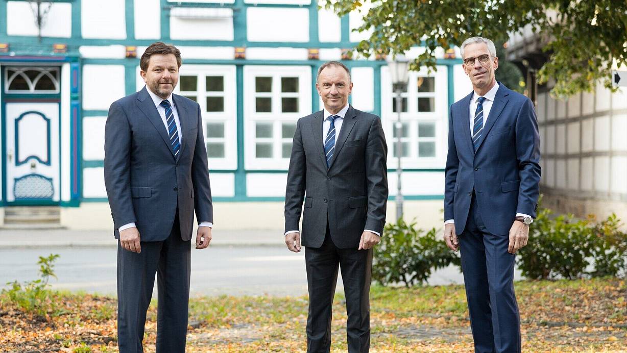 Der Vorstand der Volksbank Herford-Mindener Land mit Peter Scherf, Oliver Ohm und Sprecher Andreas Kämmerling (v.l.). | © Foto 2020 von www.ChristianSchwier.de
