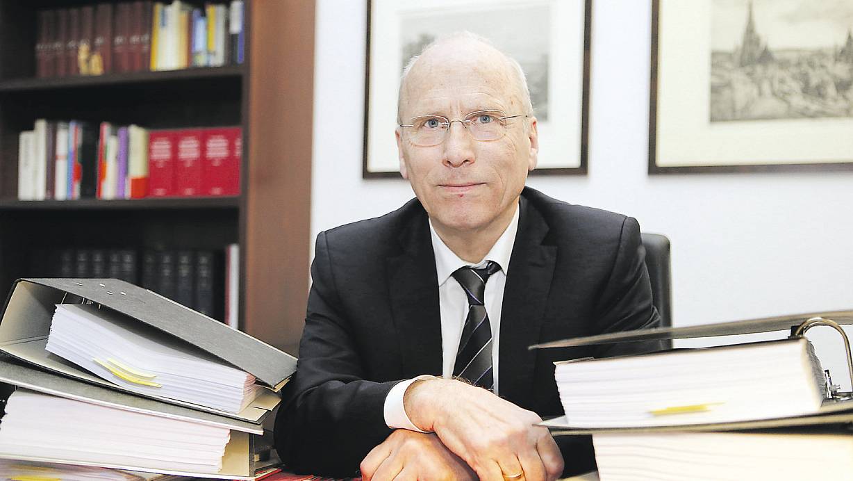 Am Schreibtisch: Rund 10.000 Verteidigungen hat Holger Rostek bislang übernommen. | © Wolfgang Rudolf