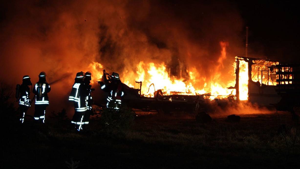 Der Wohnwagen stand komplett in Flammen. | © Polizei Minden-Lübbecke