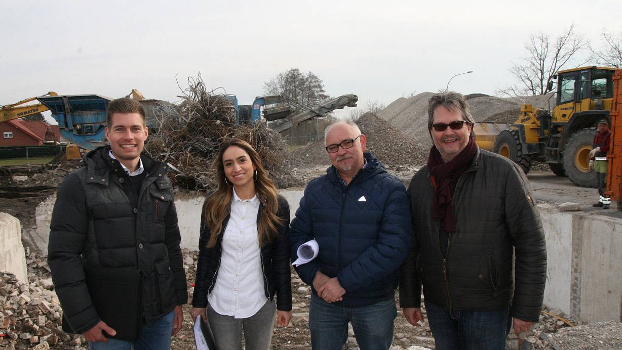 Haben große Pläne: (v. l.) Bauherr Philipp Hollander (GHH Immobilien Hövelhof), Immobilienmarklerin Sarah Ercan (Immobilienpartner Paderborn), Bauleiter Ulrich Rüdiger (Immobilienbüro Rüdiger) und Georg Knaup (Immopartner Paderborn). | © Andreas Götte