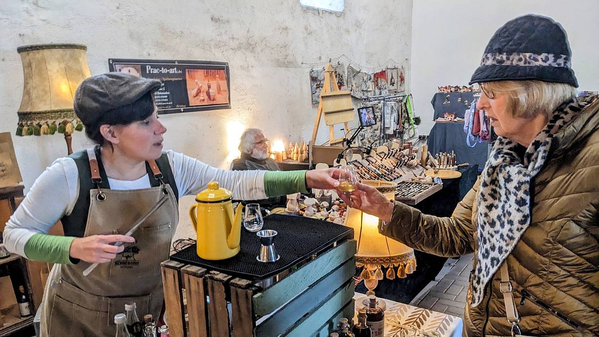 Bei diesem Stand auf dem Herbst-Cocktail in Beverungen-Wehrden darf auch gerne erst mal probiert werden. | © Burkhard Battran