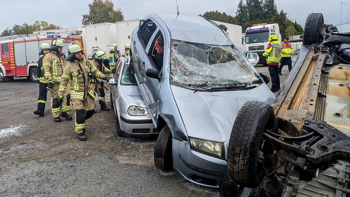 Feuerwehr und Rettungskräfte aus dem Kreis Höxter proben in Steinheim den Ernstfall. | © Burkhard Battran