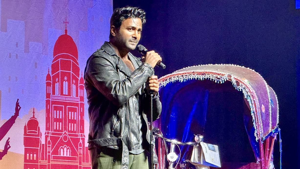 Motivationstrainer Biyon Kattilathu bringt die Besucher auch zum gemeinsamen quadratischen Atmen. | © Carola Drabon