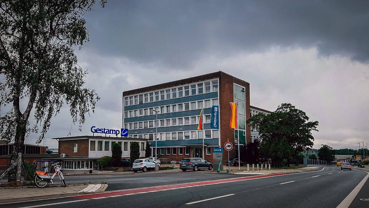 Dunkle Wolken über Gestamp Umformtechnik in Bielefeld. Der Betrieb ist erneut durch unerlaubte Sonntagsarbeit aufgefallen und will 150 Stellen abbauen. | © Sarah Jonek