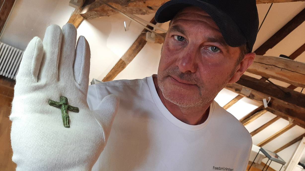 Ein Schatz: Im Museum im „Stern“ präsentiert Stefan Drese ein Pektoralkreuz aus der Zeit um 1000, das der Warburger Sondengänger im Boden der Wüstung Papenheim in er Nähe der Hansestadt fand. | © Dieter Scholz