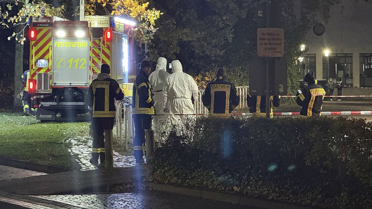 Die Experten der Kriminaltechnischen Untersuchung (KTU) am Tatort in Bielefeld-Sennestadt. | © Lukas Brekenkamp