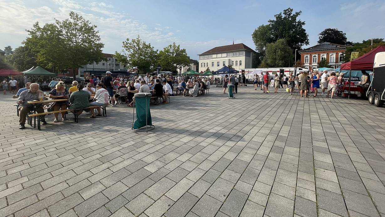 Je später der Abend, desto voller wurden die Tische der Stadt. So mancher Besucher hätte sich dort Sonnenschirme gewünscht. Die Vereine ringsherum waren überwiegend mit schattigen Plätzen ausgestattet. | © Shannon-Lee Bendig