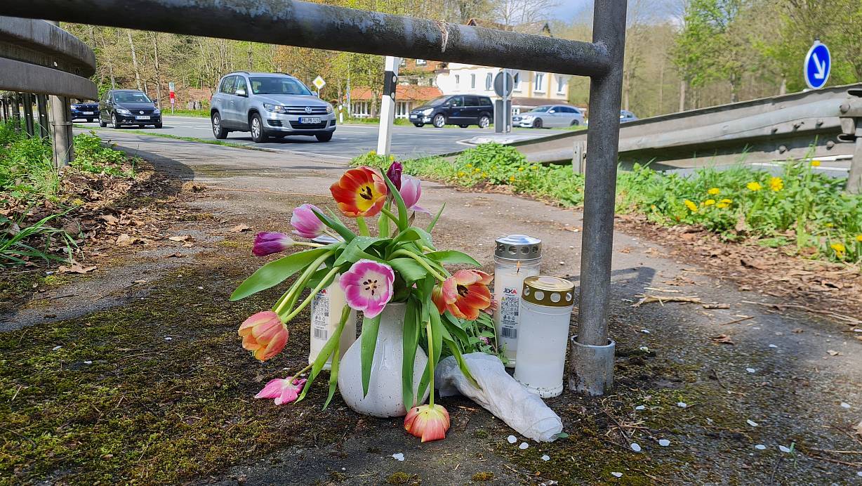 Am Rand der Straßenkreuzung, an der sich bei Nessenberg der tödliche Unfall ereignet hat, haben Trauernde Kerzen und Blumen in Erinnerung an die 24-jährige Radfahrerin niedergelegt. | © Marianne Schwarzer