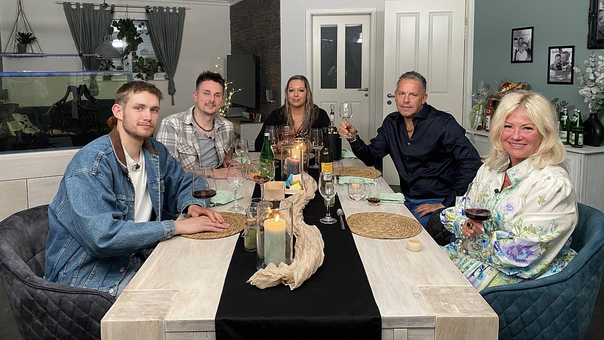 Am dritten Tag der "OWL-Woche" sind die Kandidaten bei Steffi (M.) aus Herford zu Gast. Sie serviert Morris (v. l.) aus Bünde, Marc aus Steinhagen, István aus Spenge und Betty aus Herford unter anderem russische Teigtaschen. | © RTL / ITV Studios Germany