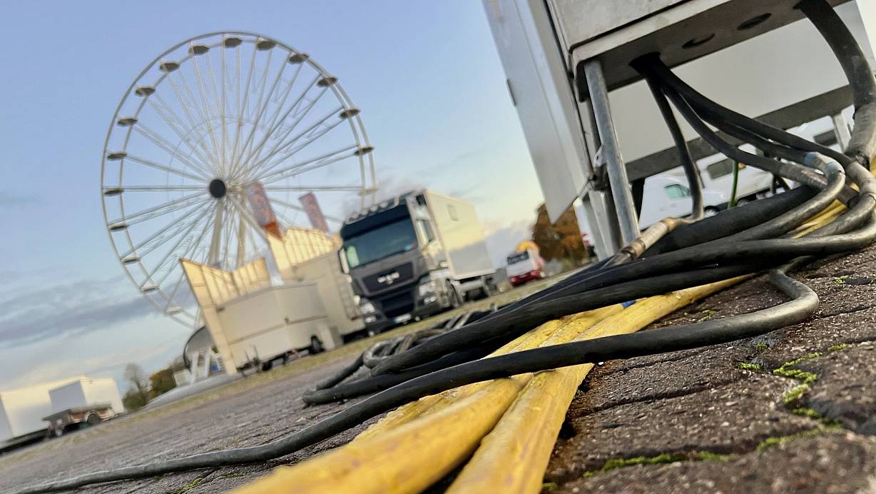 Ohne Starkstrom läuft auf der Mindener Messe gar nichts: Weil Diebe rund 2,6 Kilometer dieser Kabel gestohlen hatten, mussten Elektriker ein komplett neues Stromnetz auf Kanzlers Weide aufbauen. | © Thomas Lieske