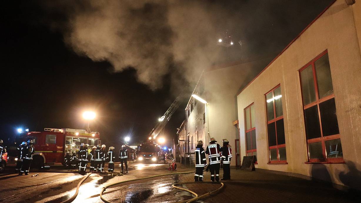 Rauchschwaden quollen beim Brand aus dem Gebäude in Porta Westfalica. | © MT-Foto: Patrick Schwemling