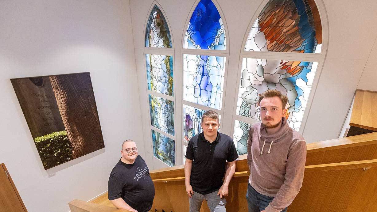 Lukas Fricke (v.l.), Philipp Kilz und Moritz Kröner zeigen die Bibliothek des Paderborner Priesterseminars. | © Niklas Tüns