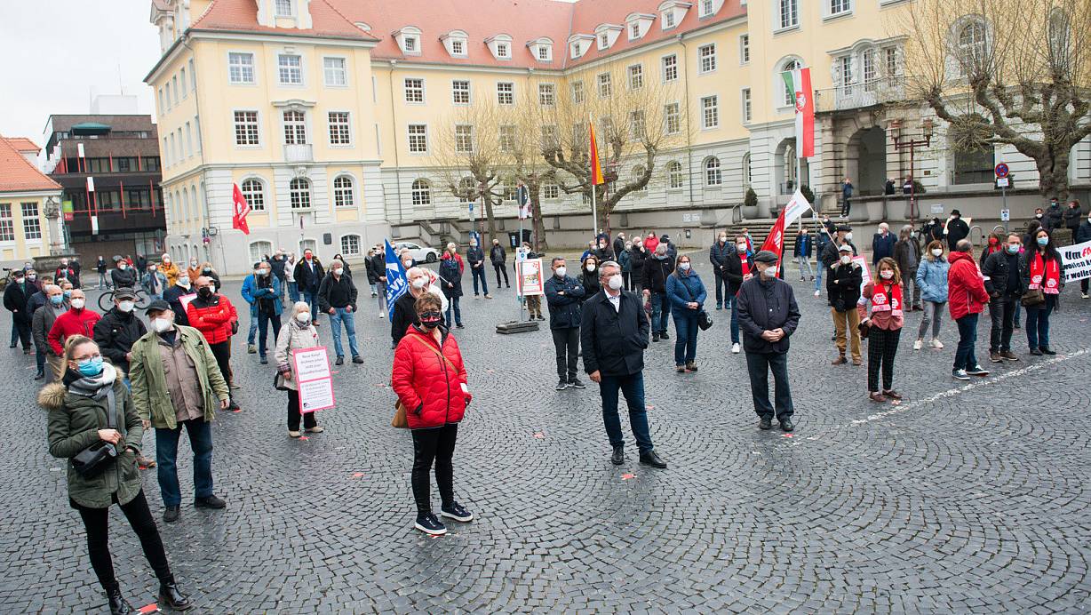 Gut 180 Menschen sind zur Maikundgebung des DGB auf den Rathausplatz gekommen. Ihr Motto lautet "Solidarität ist Zukunft!" | © Ralf Bittner