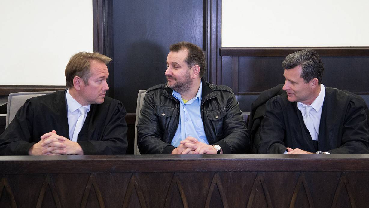 Der Angeklagte Wilfried W. (m) sitzt neben seinen Verteidigern Carsten Ernst (l) und Detlef Binder (r) im Landgericht Paderborn. | © picture alliance / Friso Gentsch/dpa