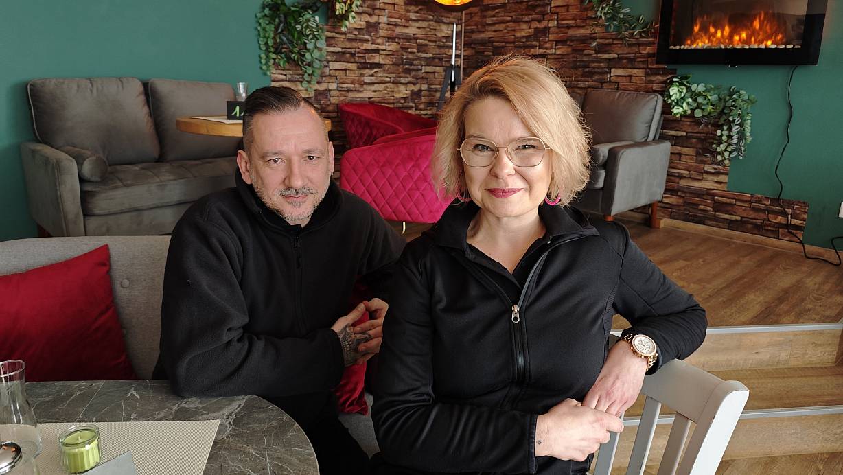 Norman Rode und Sabrina Zeqiri haben sich und Höxter an der Stummrigen Straße mit dem Café Auszeit ein zweites Wohnzimmer geschaffen. | © Svenja Ludwig