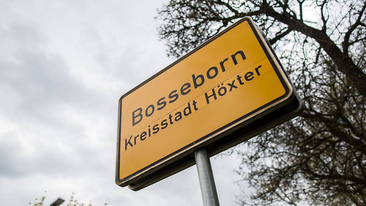 Seit gestern deutschlandweit bekannt: Der Höxteraner Ortsteil Bosseborn, wo ein Paar in seinem Haus eine 41-Jährige zu Tode quälte. | © dpa