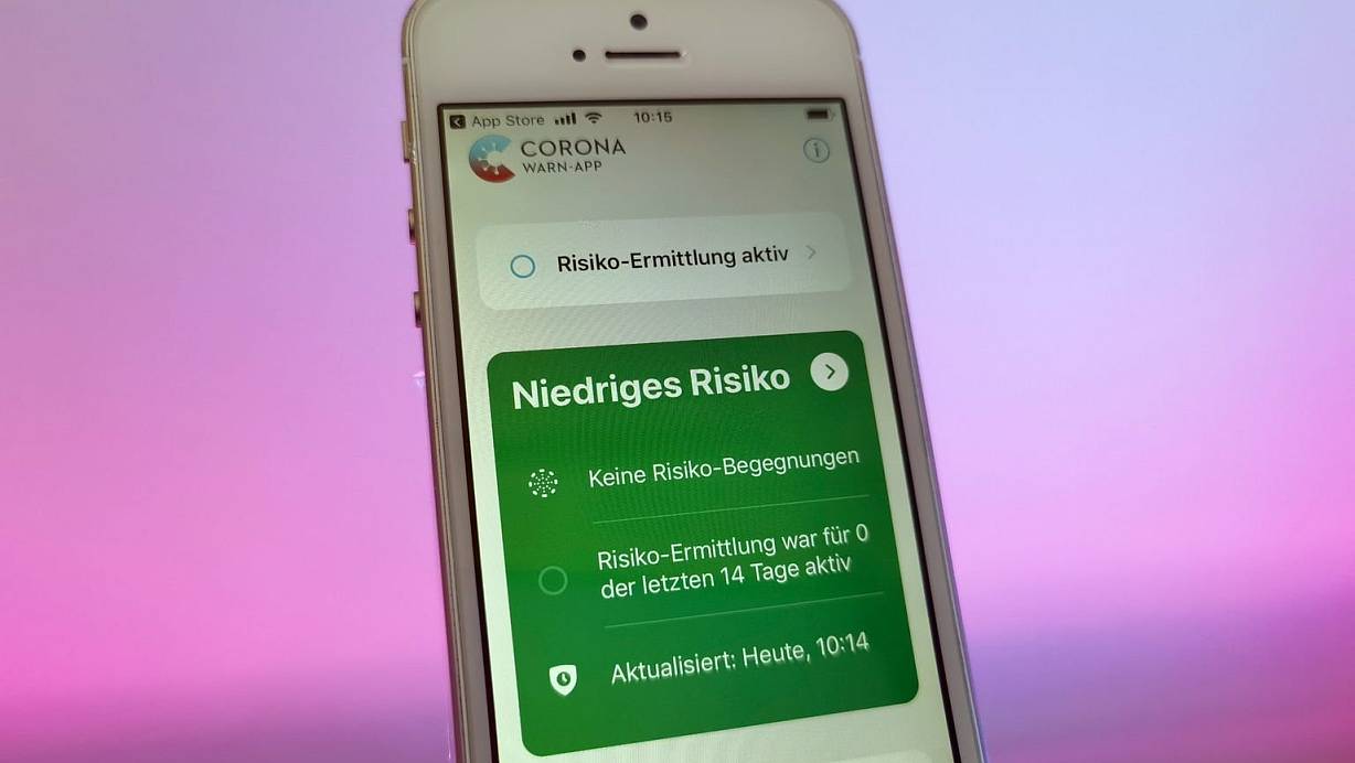 Die Corona-Warn-App auf einem iPhone 5s. Die neuste Version der Tracking-App läuft nun auch auf älteren iPhone-Modellen, die 2013 und 2014 auf den Markt kamen. | © Foto: Christoph Dernbach/dpa