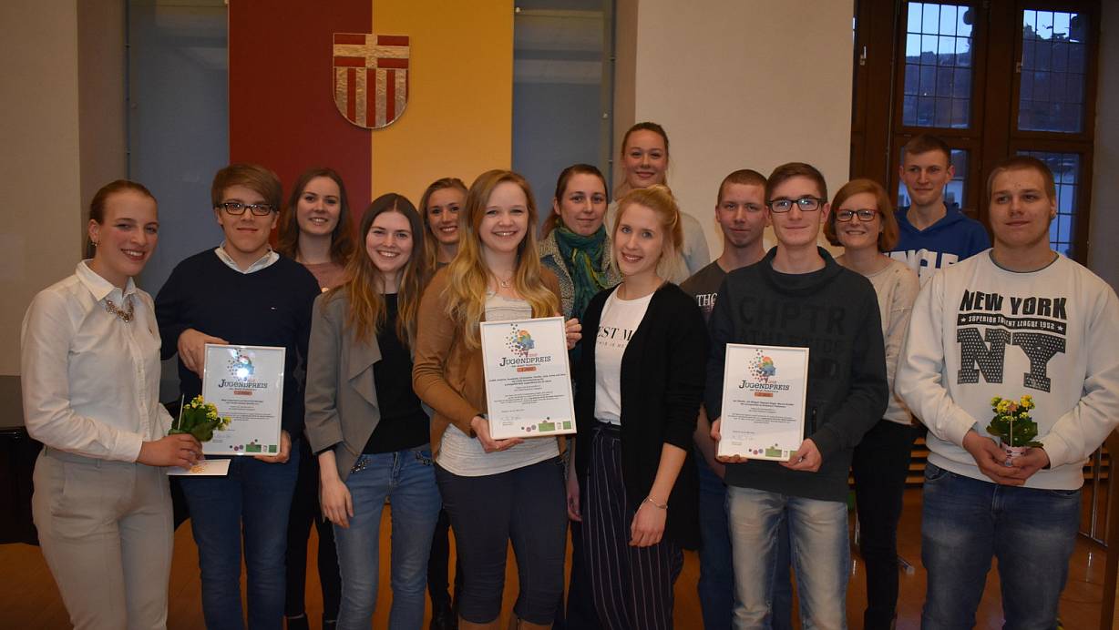 Prämiert: (v. l.) Maja Ostermann, David Höwelkröger (Stroke Families, 2. Platz), Annika, Anna, Gina, Judith, Carolina Groppe, Julia, Annabelle (U25, 1. Platz ), Raphael Zieger, Marcel Schäfers, Gundula Lange, Jan Weigelt und Jan Weiske (Upcycle, 2. Platz). | © Svenja Ludwig