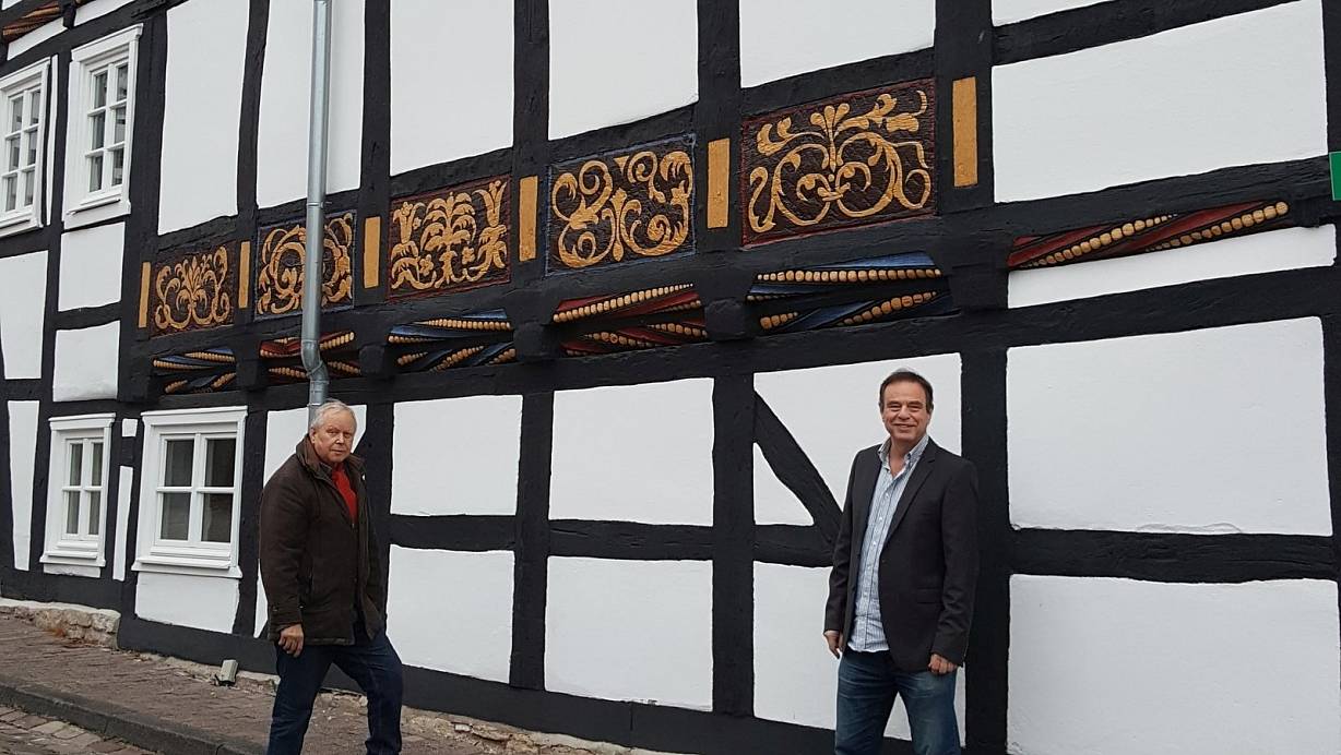 Stellvertretender Vorsitzender Reinhard Humburg (r.) und Beiratsmitglied Christian Holtgreve vor dem Glockengießerhaus an der Bernhardistraße, das vom Denkmalverein neben anderen als „Denkmal des Monats“ vorgeschlagen wird. | © Denkmalverein Warburg