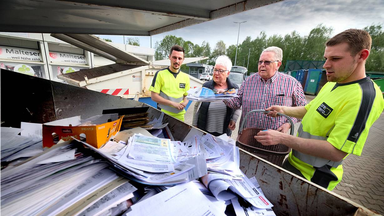 Die Entsorgungsspezialisten Anmar Kekic (li.) und Dave Mane (re.) helfen und informieren Gisela und Richard Kissel über den Weg ihrer Daten in die große Schreddermaschine des beauftragten Entsorgers. | © Andreas Frücht