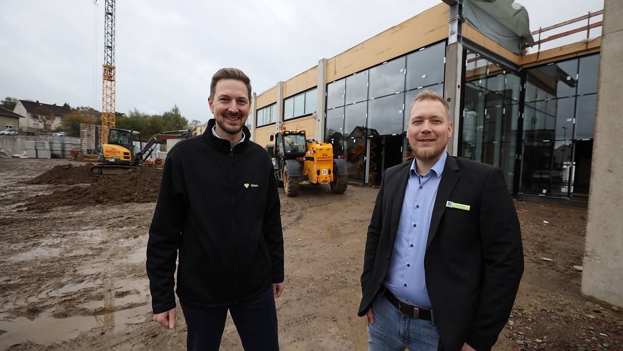 Simon Zehler (l.) und Alexander Otto können sich beim Ortstermin auf der Baustelle schon ganz genau vorstellen, wie der neue Edeka-Markt in der Südstadt aussehen wird. | © Jörg Stuke