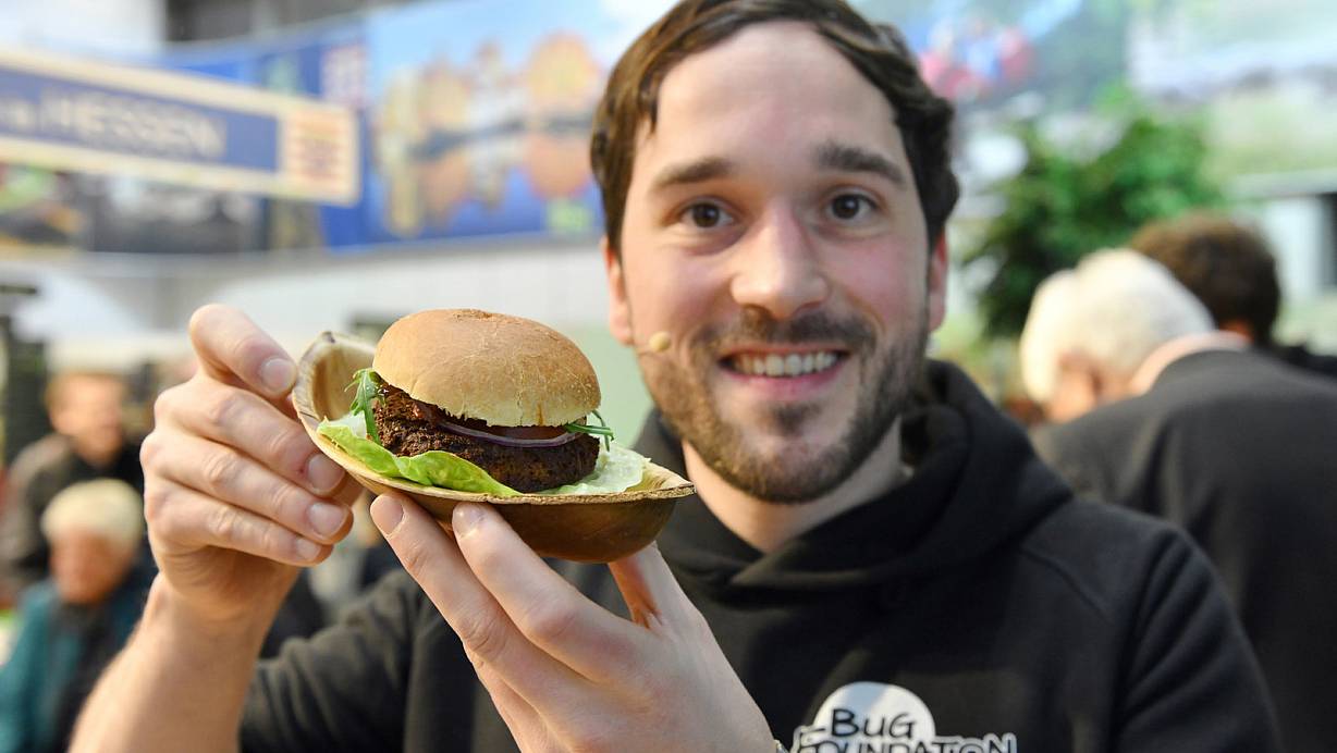 Max Kr&auml;mer von "Bug Foundation" hat im Januar auf der Gr&uuml;nen Woche in Berlin seinen Insekten-Burger vorgestellt. | &copy; picture alliance / Paul Zinken/dpa