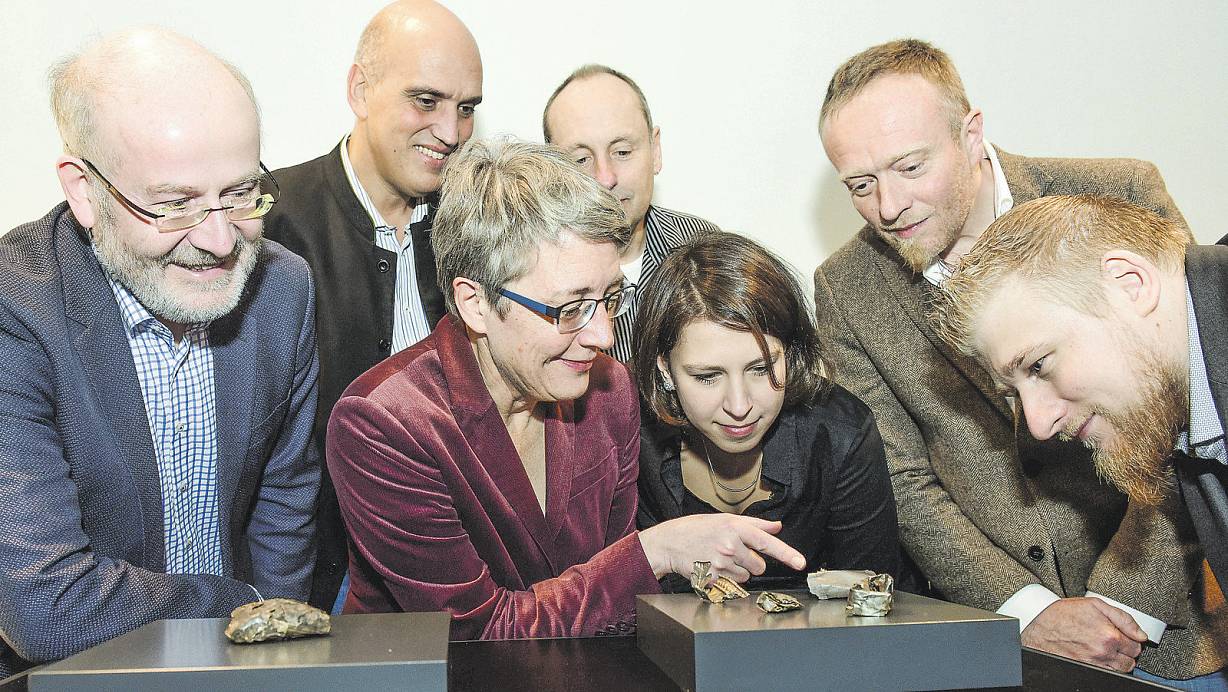 Das Projektteam vom Museum in Kalkriese (v.l.) Joseph Rottmann (Geschäftsführer), Salvatore Ortisi (LMU München), Heidrun Derks (Museumleitung), Stefan Burmeister (Kurator), Annika Diekmann und Michael Prange (Deutsches Bergbau-Museum Bochum) und Marc Rappe (LMU München). | © Hermann Pentermann