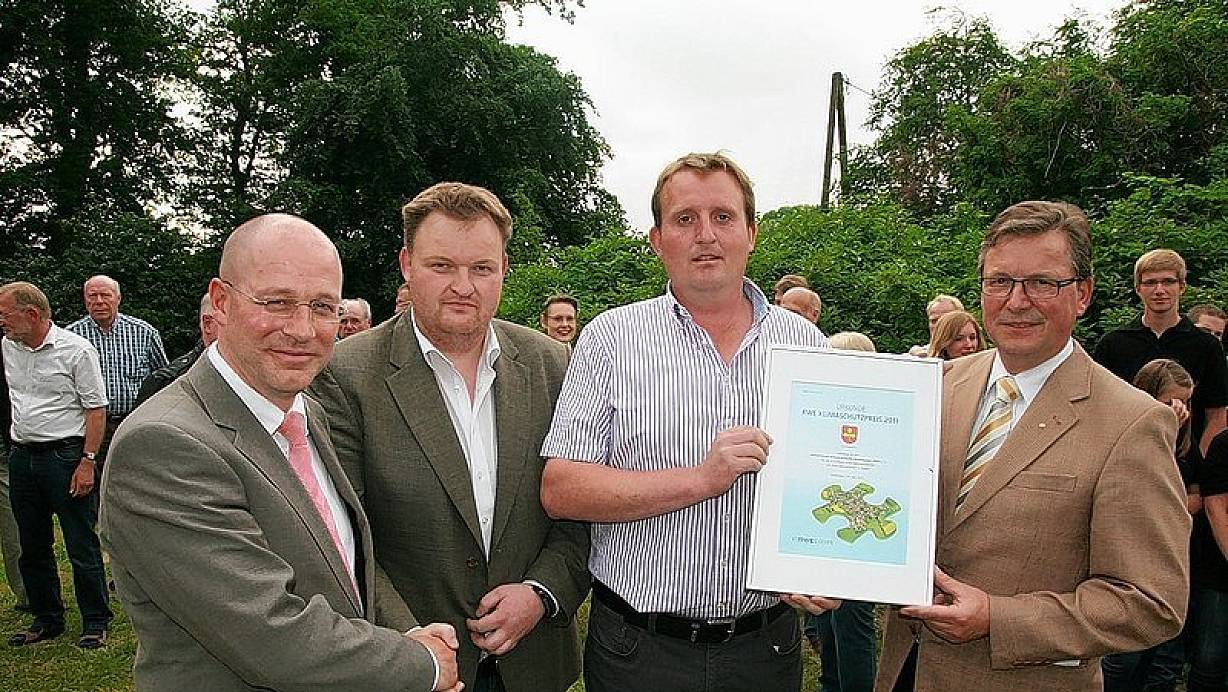 RWE-Kommunalberater Dirk Schmidt, Ortsvorsteher Christian Heber, Heimatvereinsvorsitzender Stefan Heber (Holsen-Schwelle-Winkhausen) und Michael Dreier (v. l.) freuen sich gemeinsam über die Auszeichnung. | © FOTO: ANDREAS GÖTTE