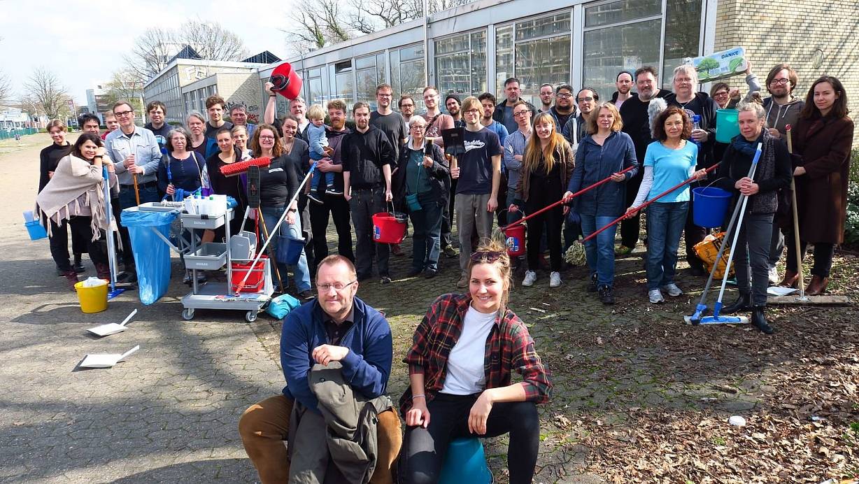Vorfreude und Groß-Reinemachen: Viele der Kreativen kamen am Samstag im Kulturhaus an der Werner-Bock-Straße 34 zusammen, um das Projekt weiter voranzutreiben. Zwei der Vereinsvorsitzenden sitzen hier vorne - Stephan Berkowitz und Marlena Dorniak. | © Kurt Ehmke