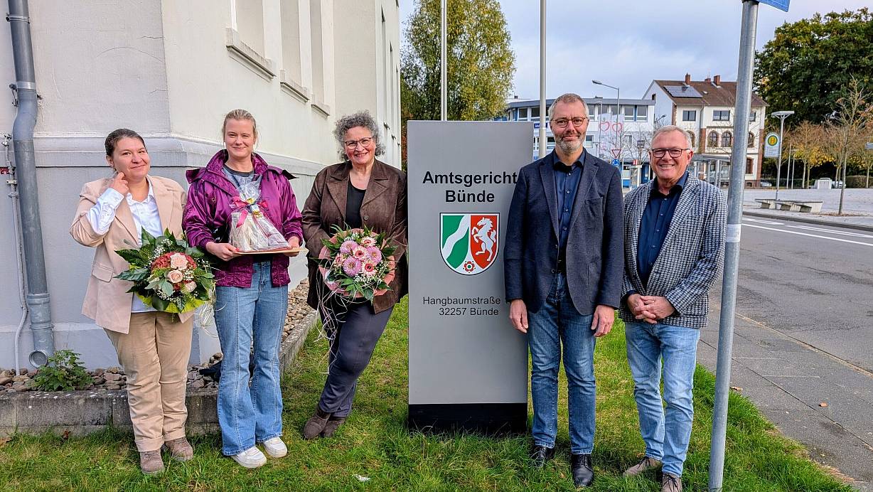 Mit Geschenken zum letzten Foto: Kristina Schmeding (v.l., neue Schiedsfrau, Loryn Pörschke-Karimi (stellvertretende Schiedsfrau), Martina Koring (scheidende Schiedsfrau), Thomas Bröderhausen (Direktor Amtsgericht) und Michael Höfke (Gemeinde Kirchlengern). | © Marek Schnelle