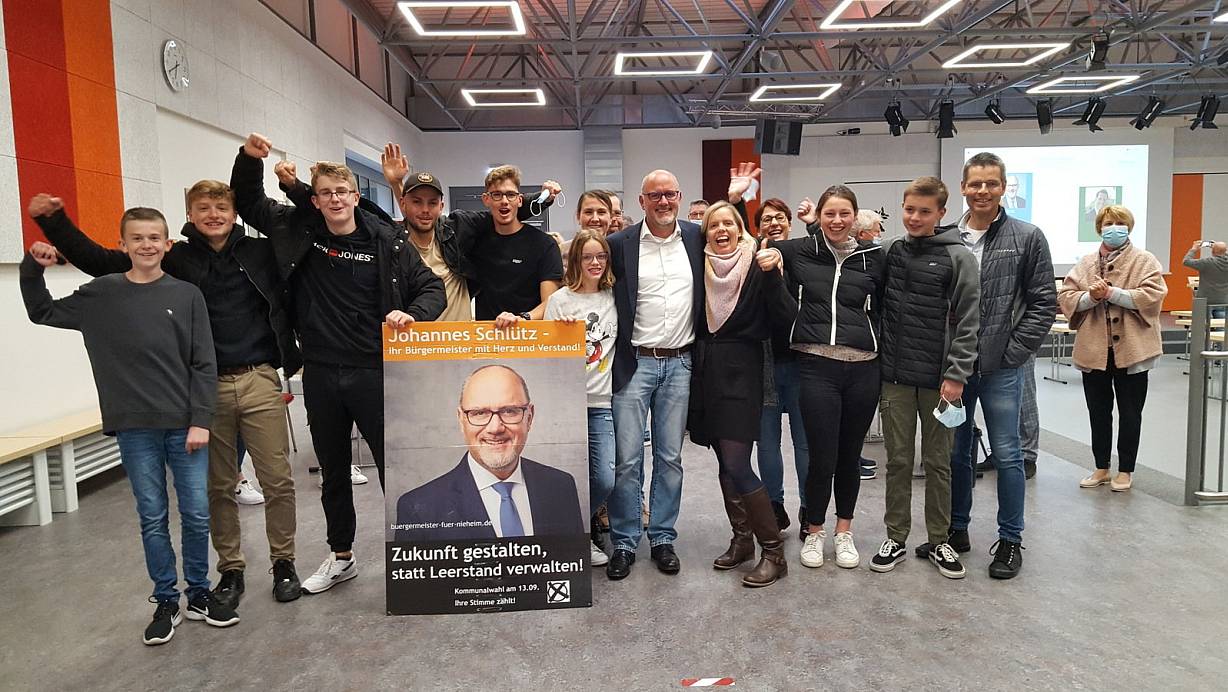 Gemeinsam mit seiner Familie und seinem Wahlkampfteam freut sich Johannes Schlütz in der Nieheimer Grundschulaula über den Gewinn der Stichwahl. | © Madita Schellenberg