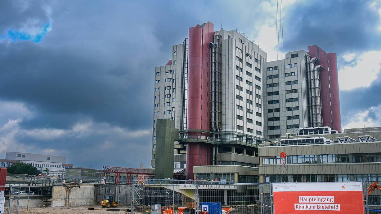 Dunkle Wolken &uuml;ber dem Klinikum Bielefeld: Meinungsverschiedenheiten zwischen Gesch&auml;ftsf&uuml;hrer Michael Ackermann und dem &Auml;rztlichen Direktor Holger Sudhoff haben jetzt zu dessen K&uuml;ndigung gef&uuml;hrt. | &copy; Andreas Zobe