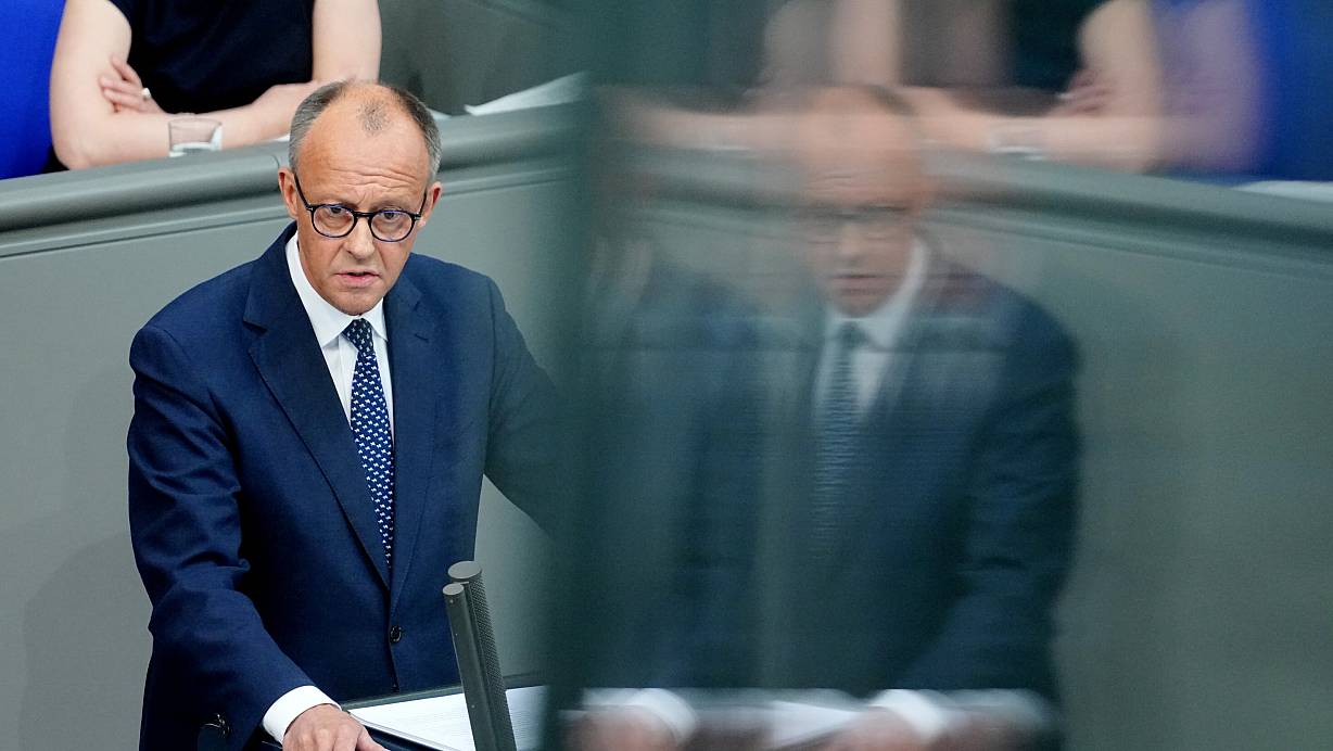 Der neue Bundeskanzler bei seiner ersten Regierungserklärung im Bundestag: Friedrich Merz beschwört Einigkeit und setzt auf internationale Zusammenarbeit. | © Kay Nietfeld/dpa