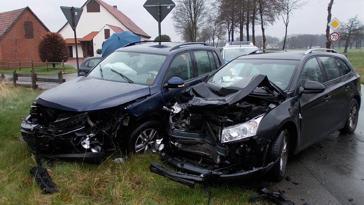 Beide Pkw wurden erheblich beschädigt. | © Polizei Minden-Lübbecke