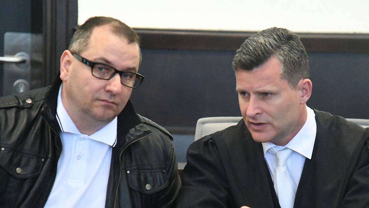 Der Angeklagte Wilfried W. (l.) mit seinem Verteidiger. | © Marc Köppelmann