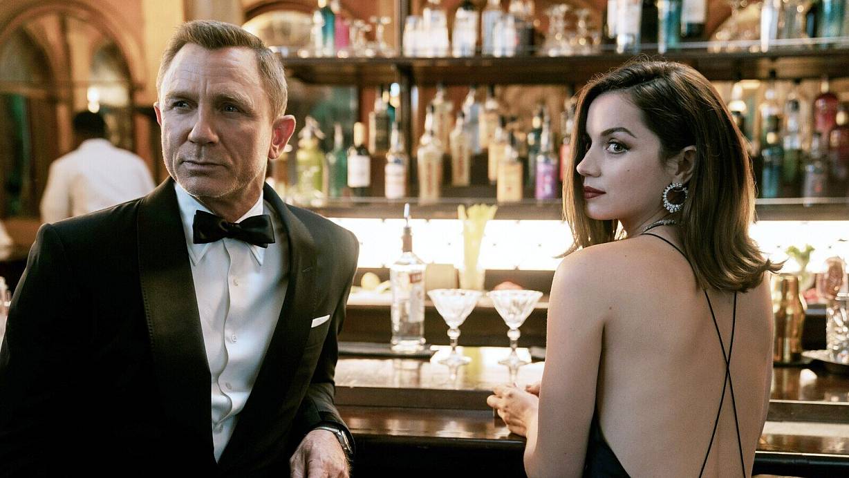 James Bond (Daniel Craig) und das neue Bond-Girl Paloma (Ana de Armas) auf Mission in Kuba. | © picture alliance