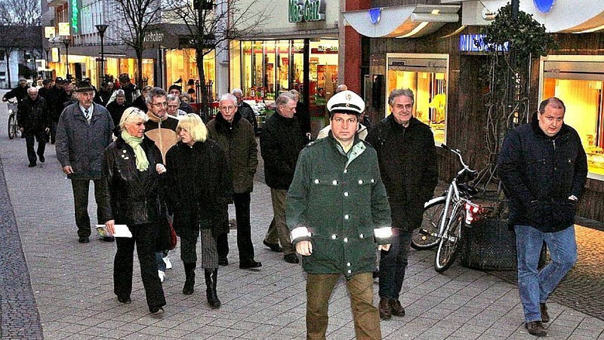 Zum 98. Mal zogen die Gegner der Nordumgehung (2. v. r. Reiner Barg) durch die Klosterstra&szlig;e Richtung Rathaus. | &copy; Foto: Peter Steinert