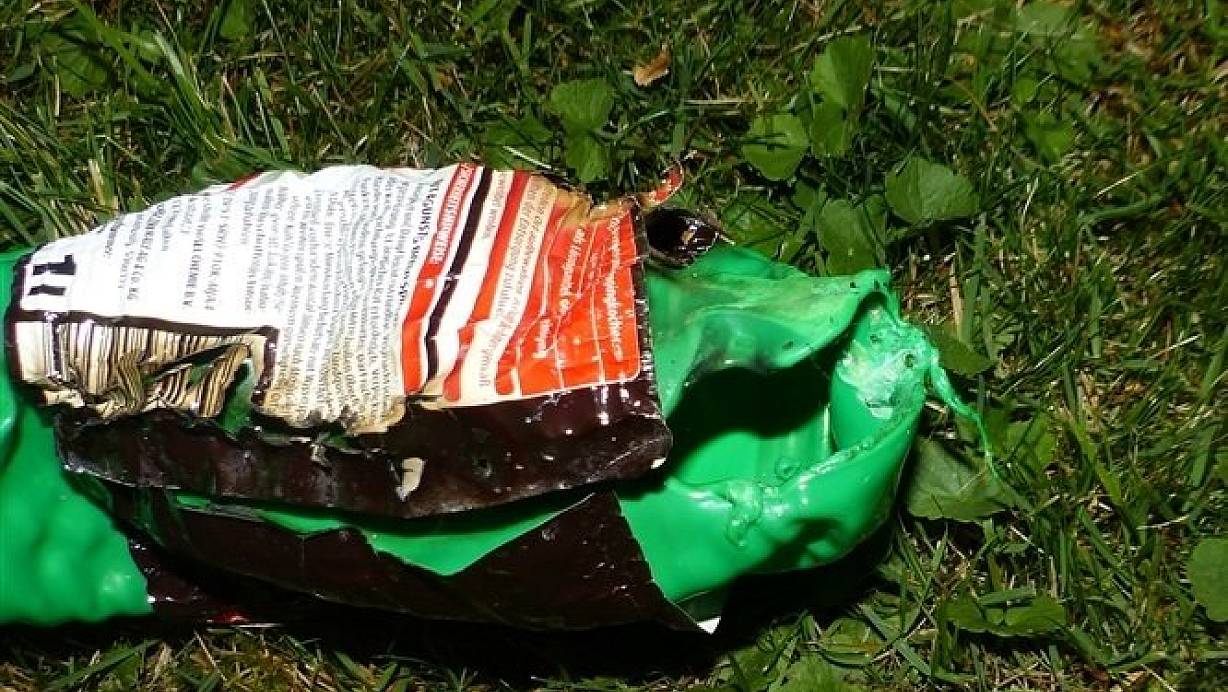 Die Spiritusflasche explodierte. Ein Teil der brennenden Substanz traf die Mindenerin am Oberkörper. | © Polizei Minden-Lübbecke