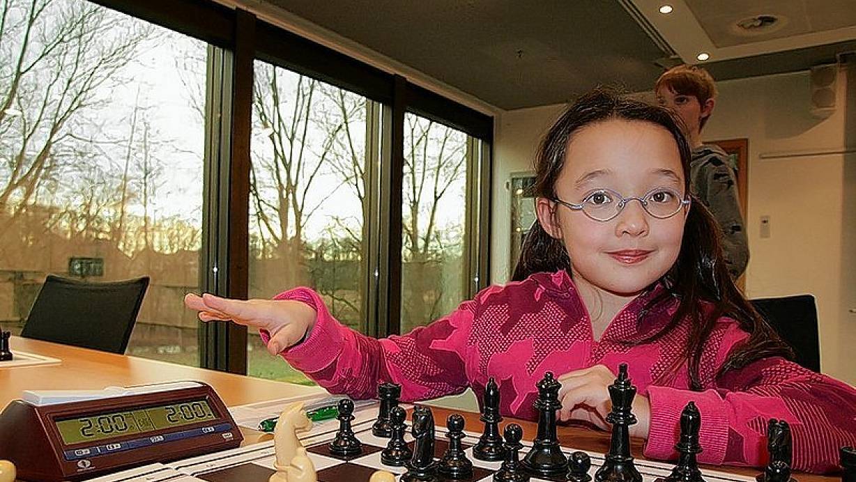 Samantha Schmidtmann fühlt sich am Schachbrett wohl und fordert sogar Erwachsene heraus. | © FOTOS: ANDREAS GÖTTE