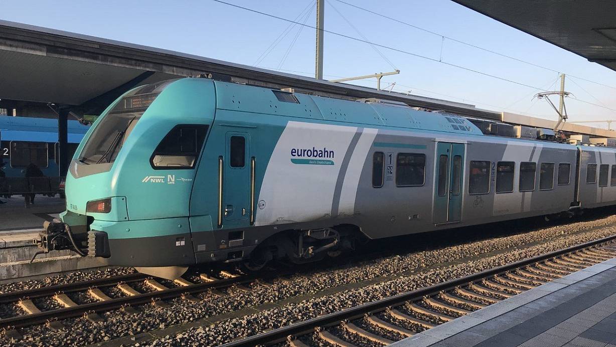 Ein Zug der Eurobahn im neuen Design steht am Bielefelder Hauptbahnhof. | © Matthias Bungeroth