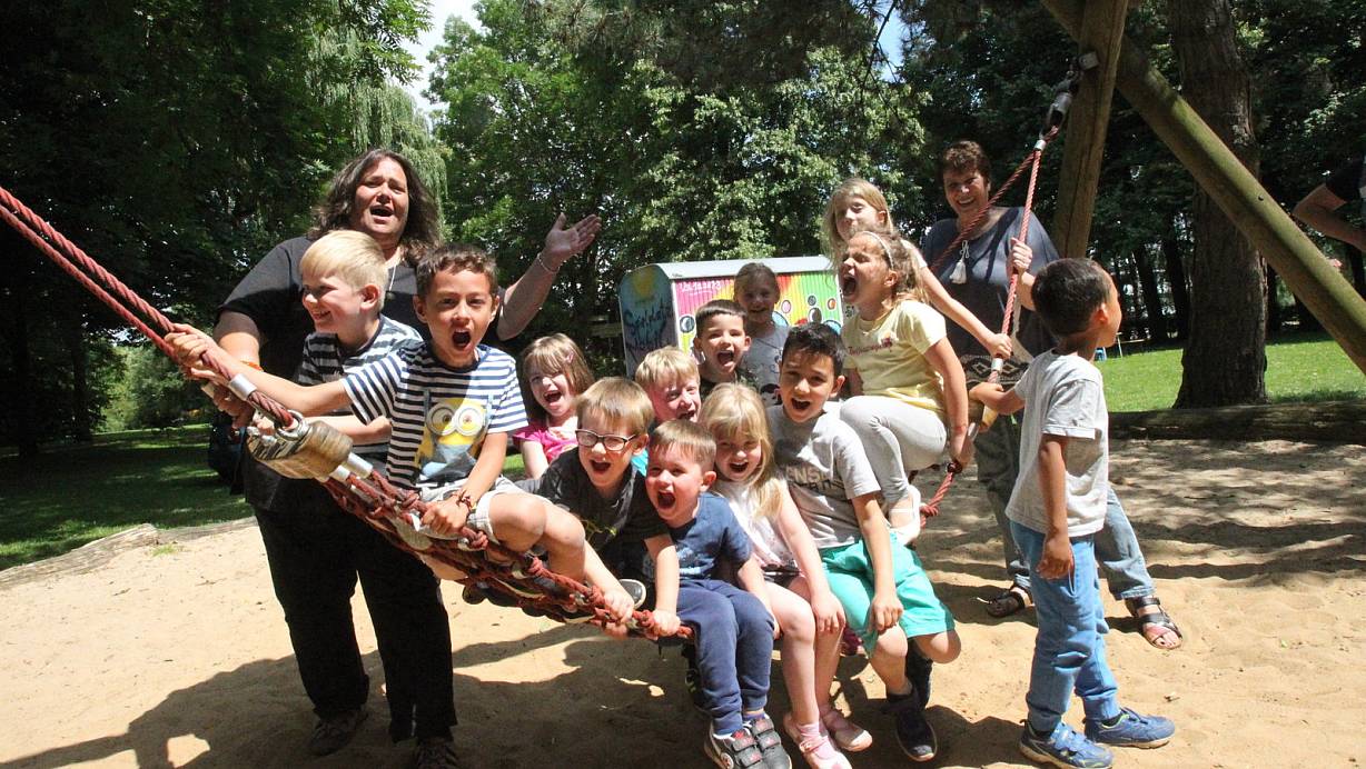 Mit Schwung: Cornelia Aust (r.) und Claudia Griese halten die Jungen und Mädchen der Kita "Zur Bleiche" bei Laune, schließlich sind sie es, die bei der künftigen Gestaltung das Spielplatzes mitreden. | © Peter Steinert