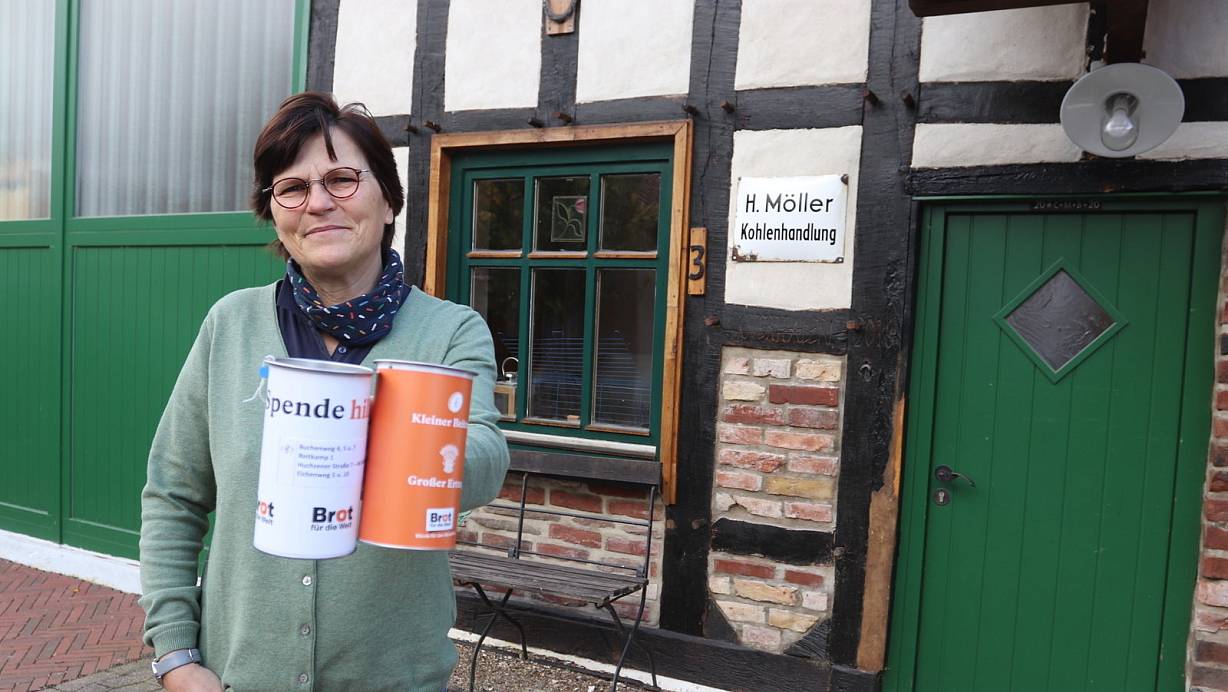 Kathrin Möller vor der ehemaligen Kohlenhandlung Möller. In diesem Jahr wird die Spendenaktion für Brot für die Welt anders gestaltet. | © Susanne Barth