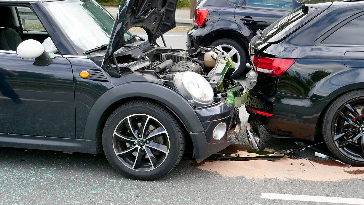 Bei einem Auffahrunfall auf der Rietberger Straße (Bundesstraße 64) vor der Kreuzung mit der Boker Straße werden zwei Insassen verletzt. | © Ralph Meyer