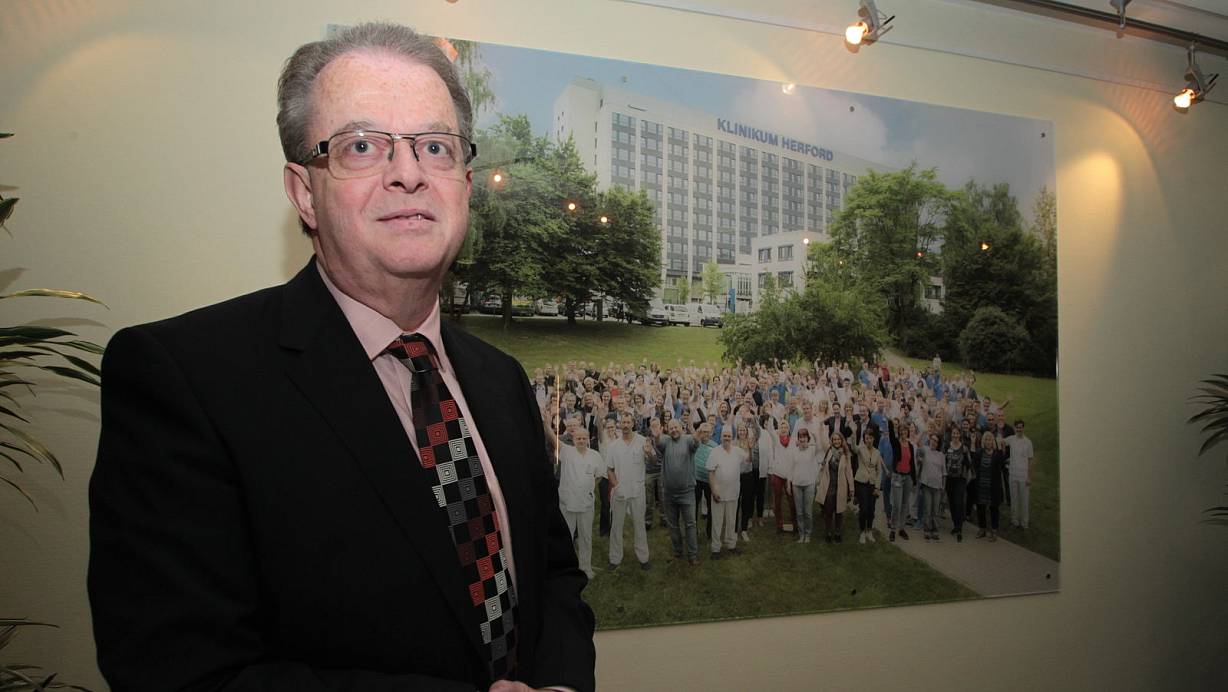 Anspruchsvolle Aufgabe: Interims-Vorstand Armin S&uuml;lberg (vor einem im Eingansgbereich h&auml;ngenden Bild der Mitarbeiter) muss sich mit einem stark angestiegenen Minus in der Jahresbilanz des Klinikums Herford besch&auml;ftigen. | &copy; Peter Steinert