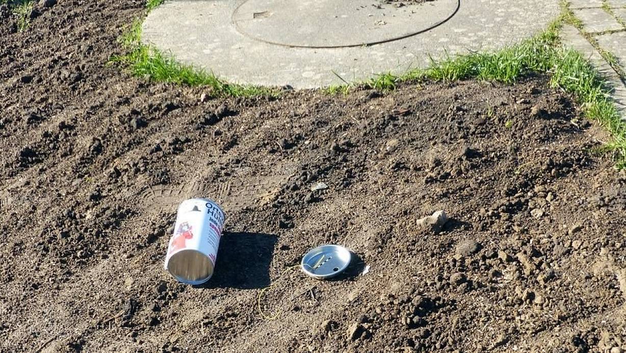 Eine der aufgebrochenen Spendendose lag im Außenbereich auf dem Boden. | © Polizei Minden-Lübbecke