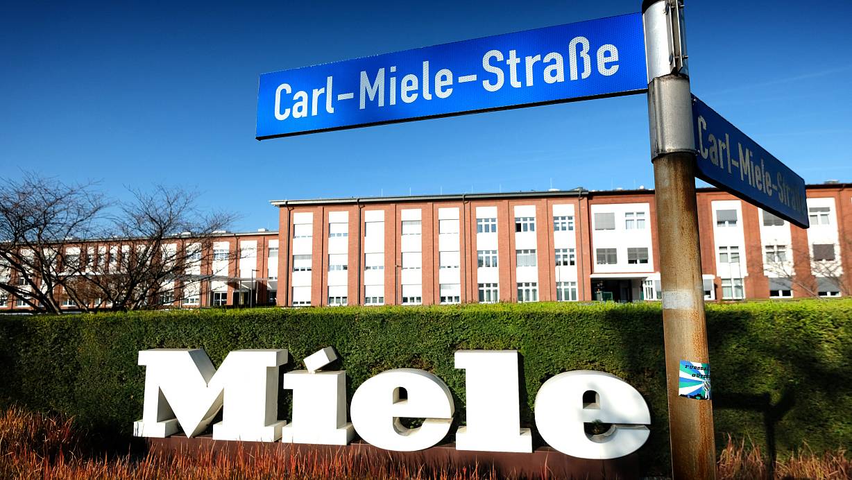 Vertreter der Geschäftsleitung Miele, der IG Metall und des Betriebsrates trafen sich in Miele zu einer ungewöhnlichen Diskussion | © Frücht Andreas/nw