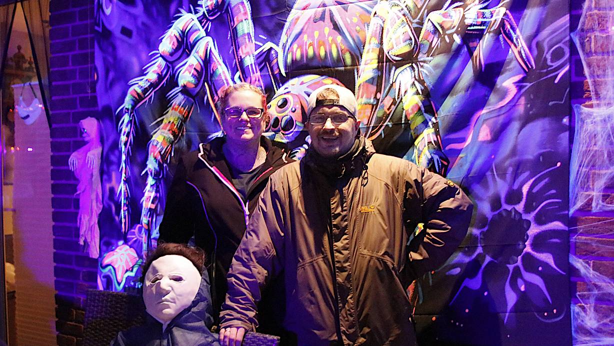 Vanessa und Frederik Mespe aus Minden und ihr "guter Freund" Michael Myers aus dem Film Halloween. | © Fabienne Balitzki-Ignorek